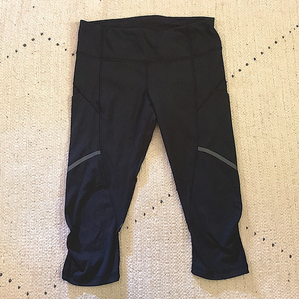 Lululemon yoga Run: For your life black capri yoga pants w contrasting stripes